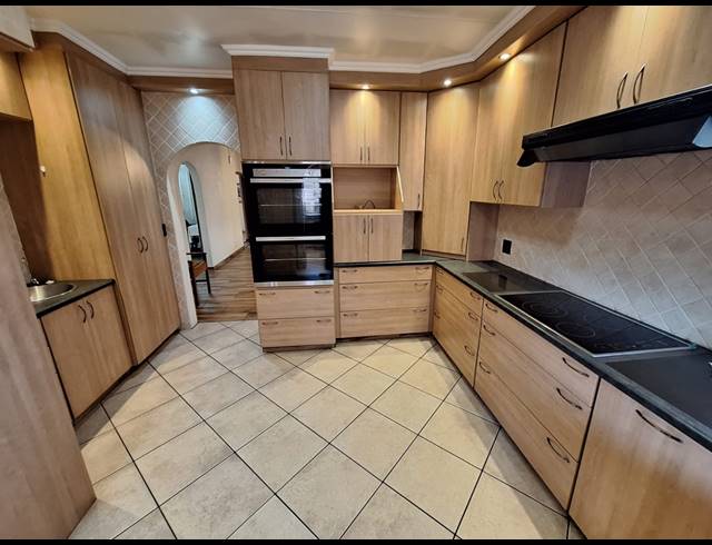 3 BEDROOM HOUSE FOR SALE IN VANDERBIJLPARK SW 2